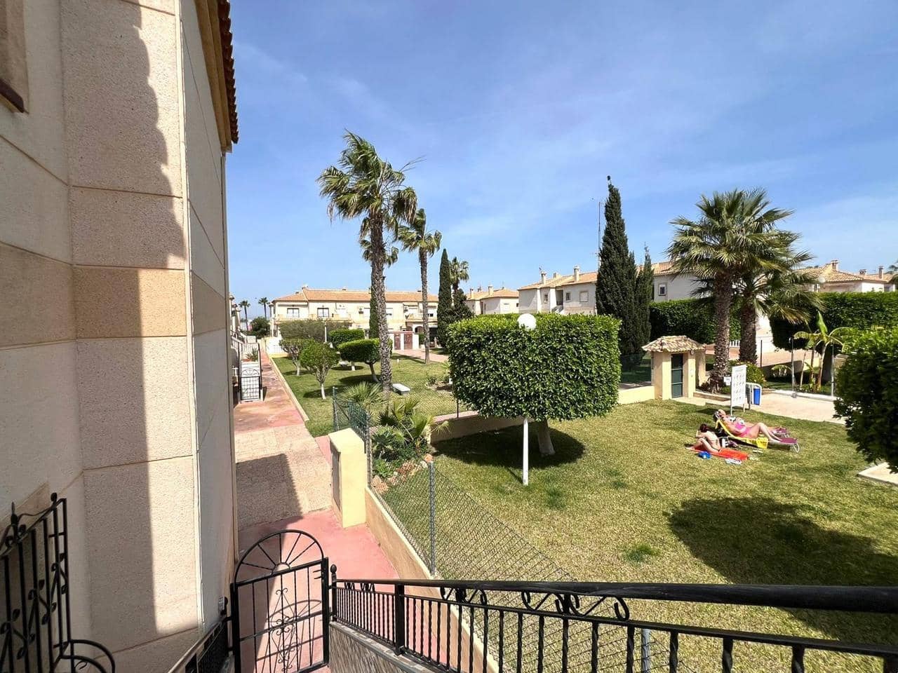 Bungalow de 2 habitaciones en Torrevieja en venta con piscina - 180.000 € (Ref: 9826361)
