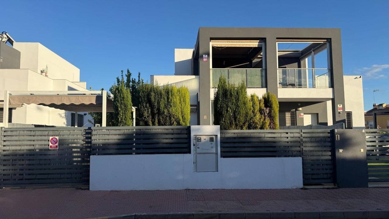 3 quarto Casa em Banda para venda em Torrevieja com piscina - 349 900 € (Ref: 9849136)