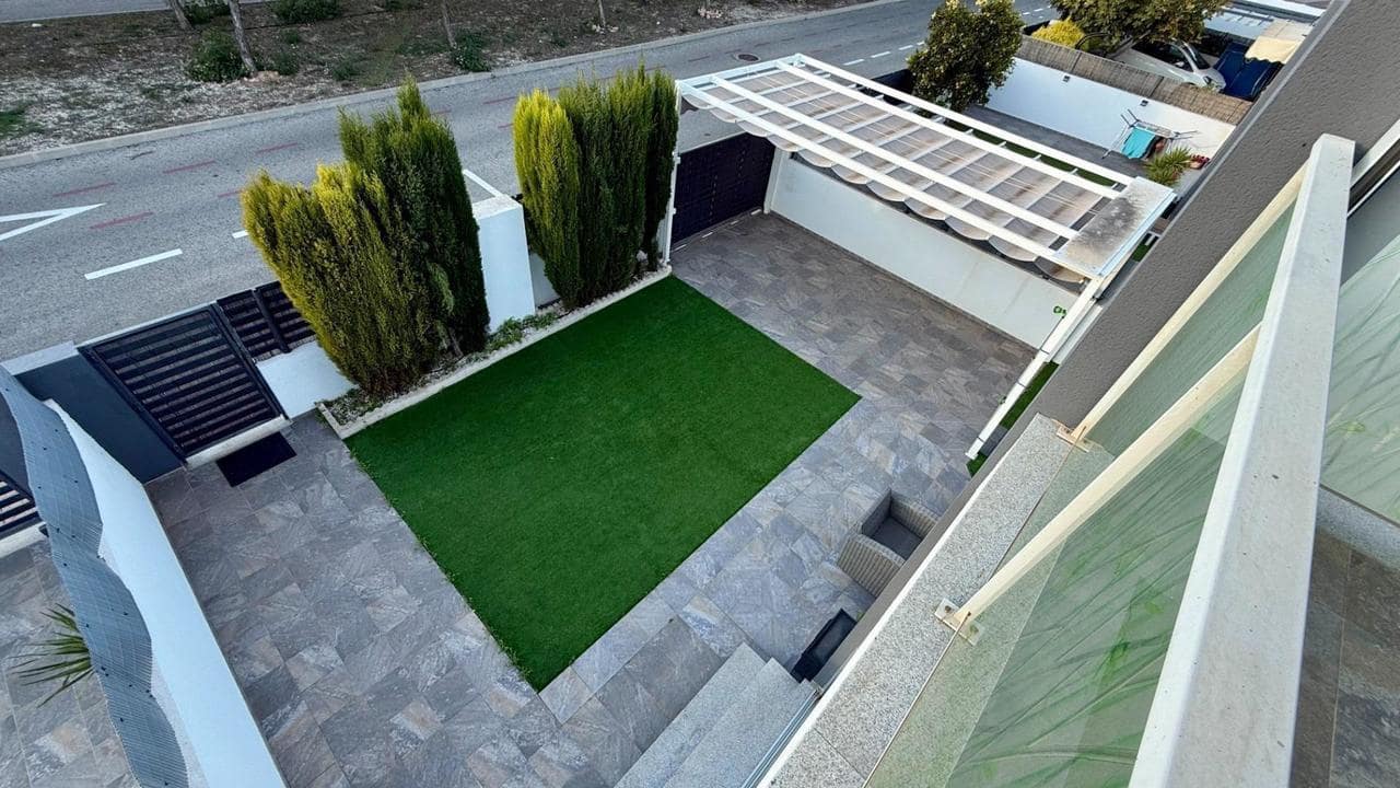 3 quarto Casa em Banda para venda em Torrevieja com piscina - 349 900 € (Ref: 9849136)