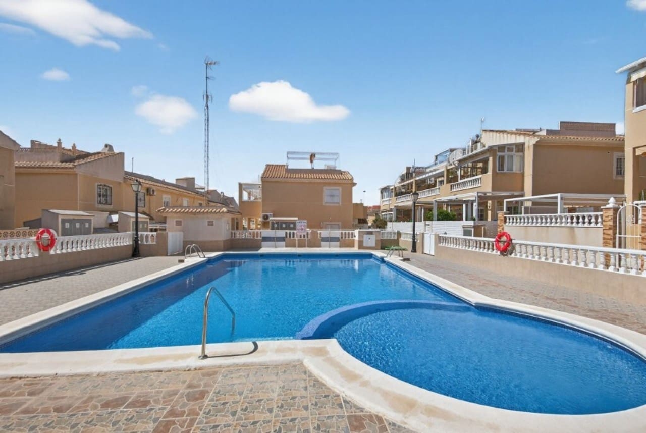 2 quarto Casa em Banda para venda em Torrevieja com piscina - 219 000 € (Ref: 9849141)