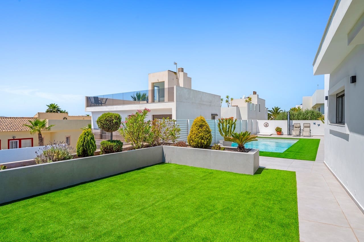 Chalet de 3 habitaciones en La Marina en venta con piscina - 595.000 € (Ref: 9855107)