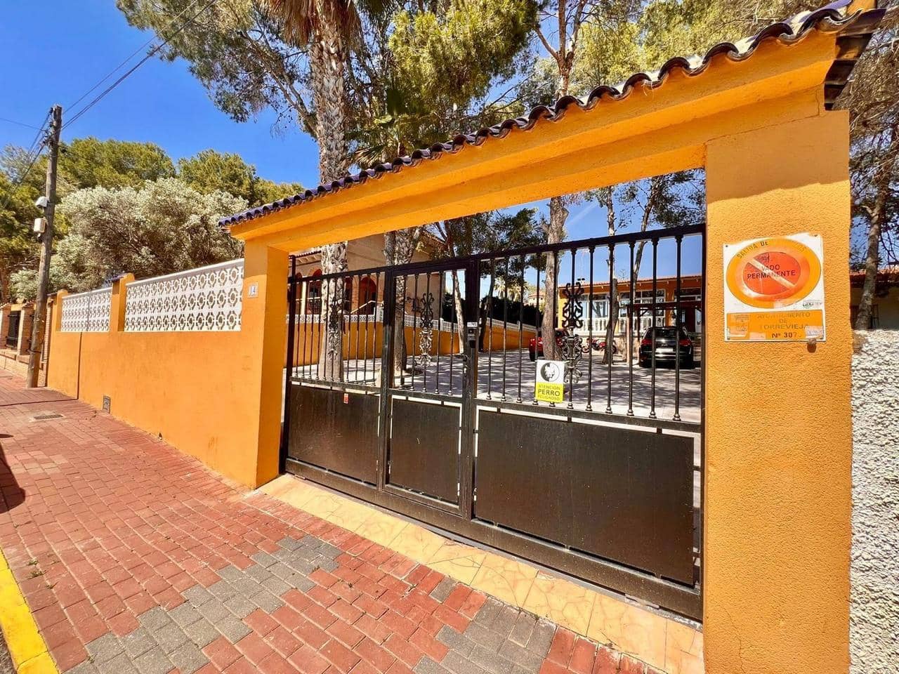 2 soverom Villa til salgs i Torrevieja med svømmebasseng - € 420 000 (Ref: 9859617)