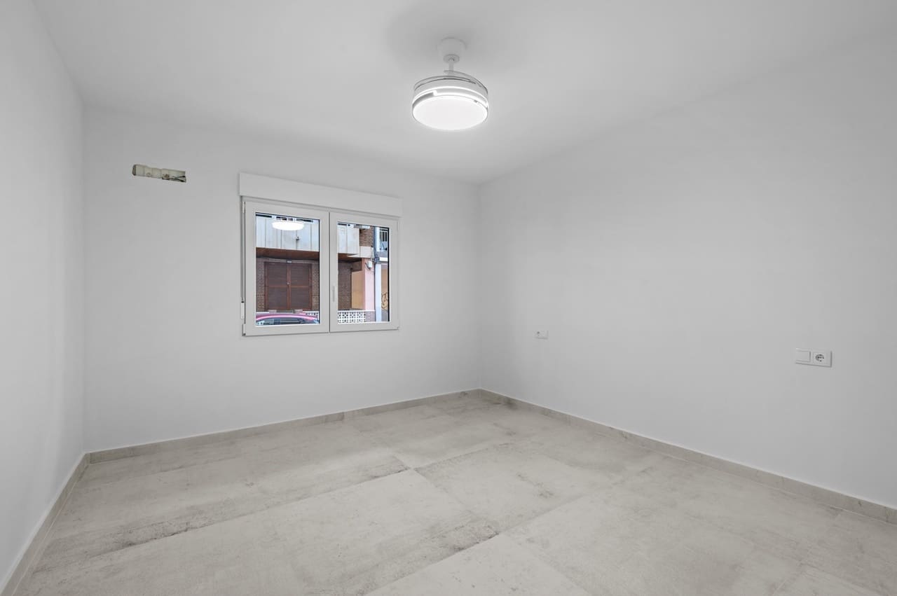 Apartamento de 3 habitaciones en Torrevieja en venta - 275.000 € (Ref: 9869925)