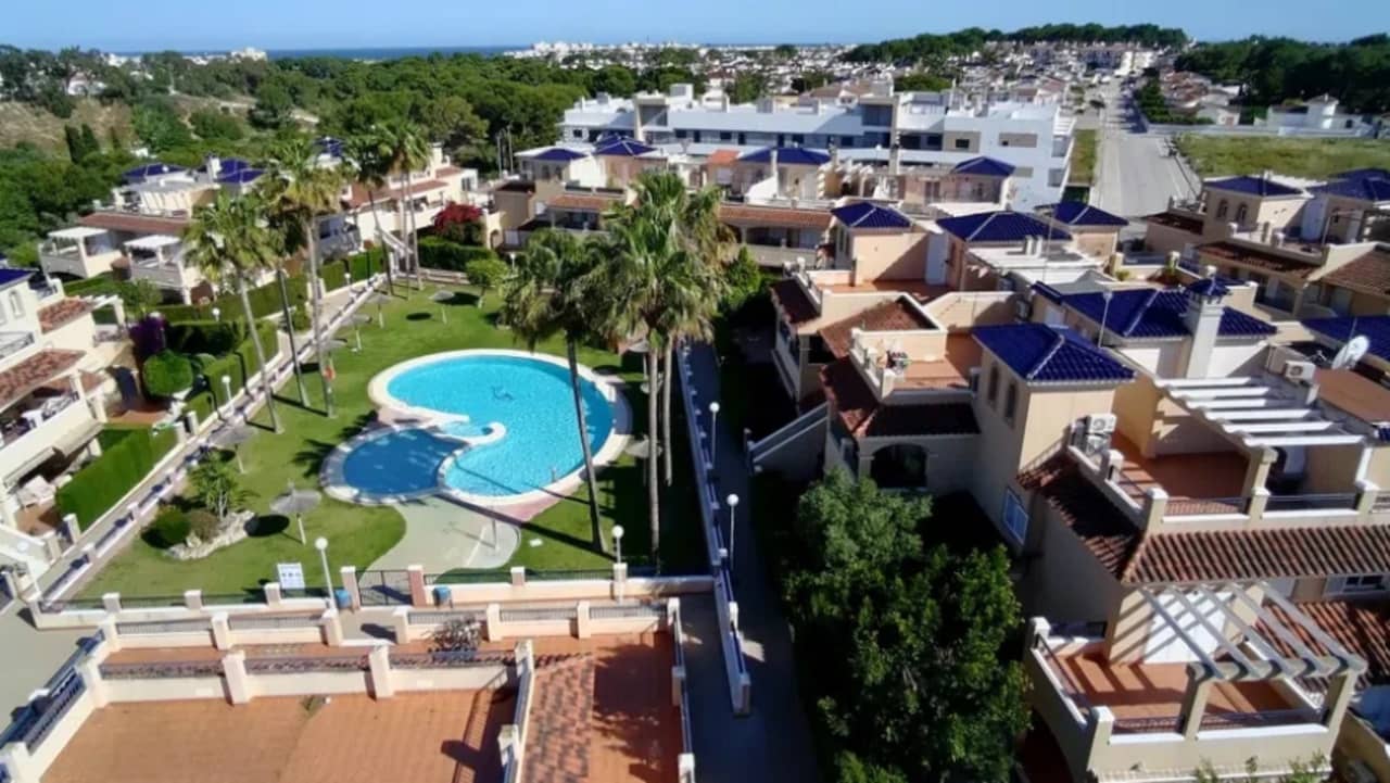 3 soveværelse Byhus til salg i Pilar de la Horadada med swimmingpool garage - € 319.000 (Ref: 9880667)