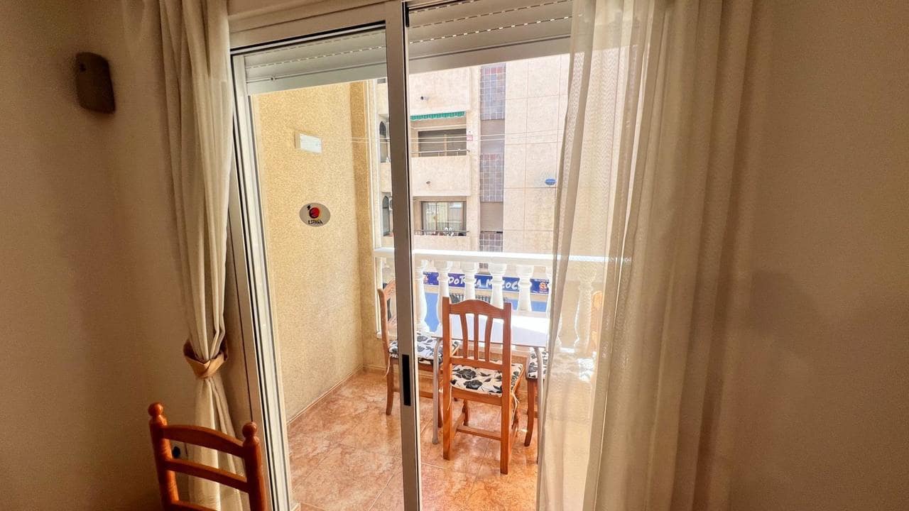 Apartamento de 2 habitaciones en Torrevieja en venta con piscina - 150.000 € (Ref: 9880673)
