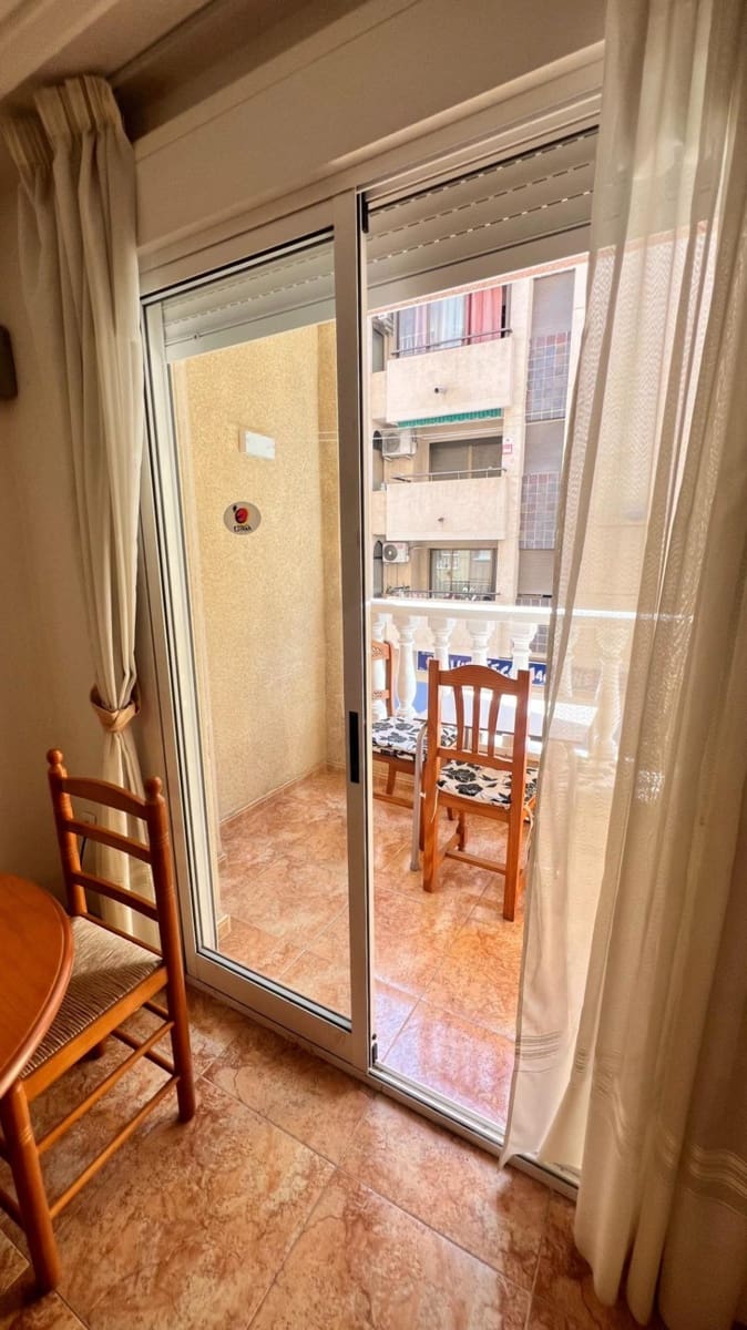 Apartamento de 2 habitaciones en Torrevieja en venta con piscina - 150.000 € (Ref: 9880673)