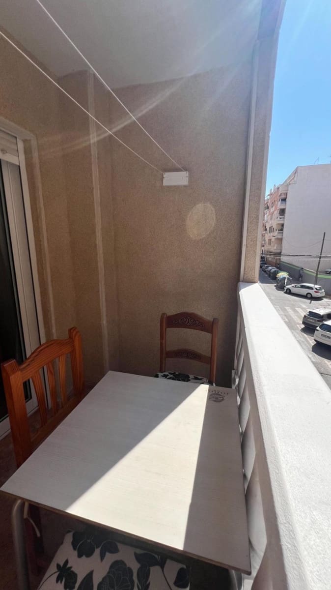 Apartamento de 2 habitaciones en Torrevieja en venta con piscina - 150.000 € (Ref: 9880673)