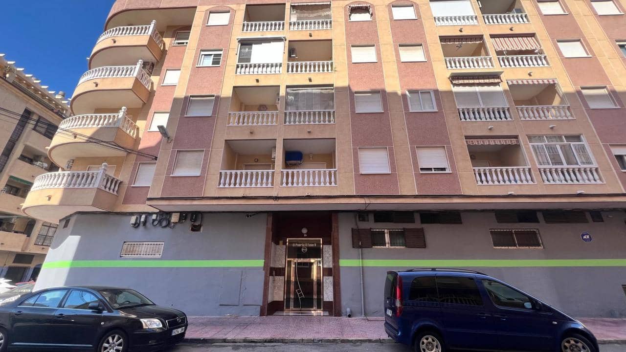 Apartamento de 2 habitaciones en Torrevieja en venta con piscina - 150.000 € (Ref: 9880673)