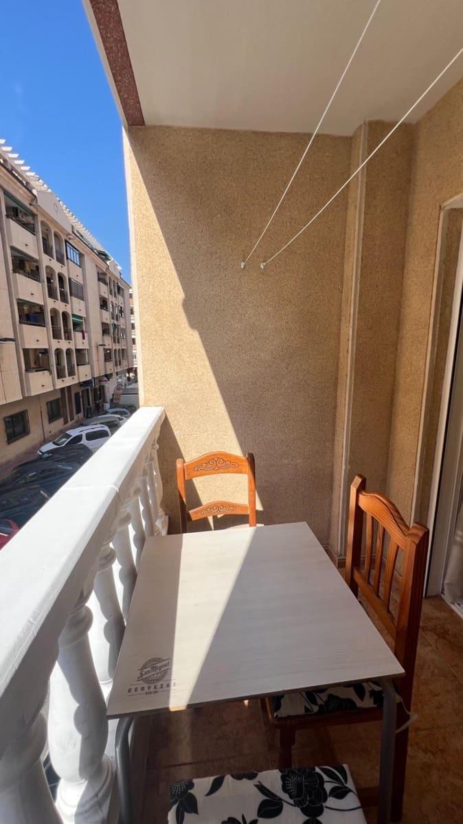 Apartamento de 2 habitaciones en Torrevieja en venta con piscina - 150.000 € (Ref: 9880673)
