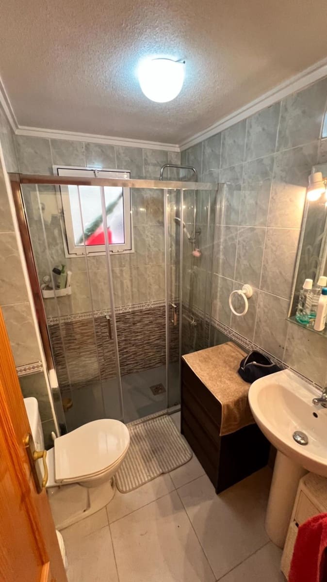 Apartamento de 2 habitaciones en Torrevieja en venta con piscina - 150.000 € (Ref: 9880673)