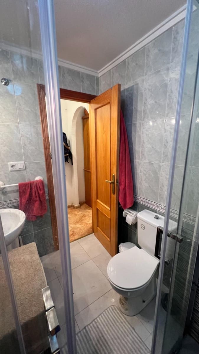 Apartamento de 2 habitaciones en Torrevieja en venta con piscina - 150.000 € (Ref: 9880673)