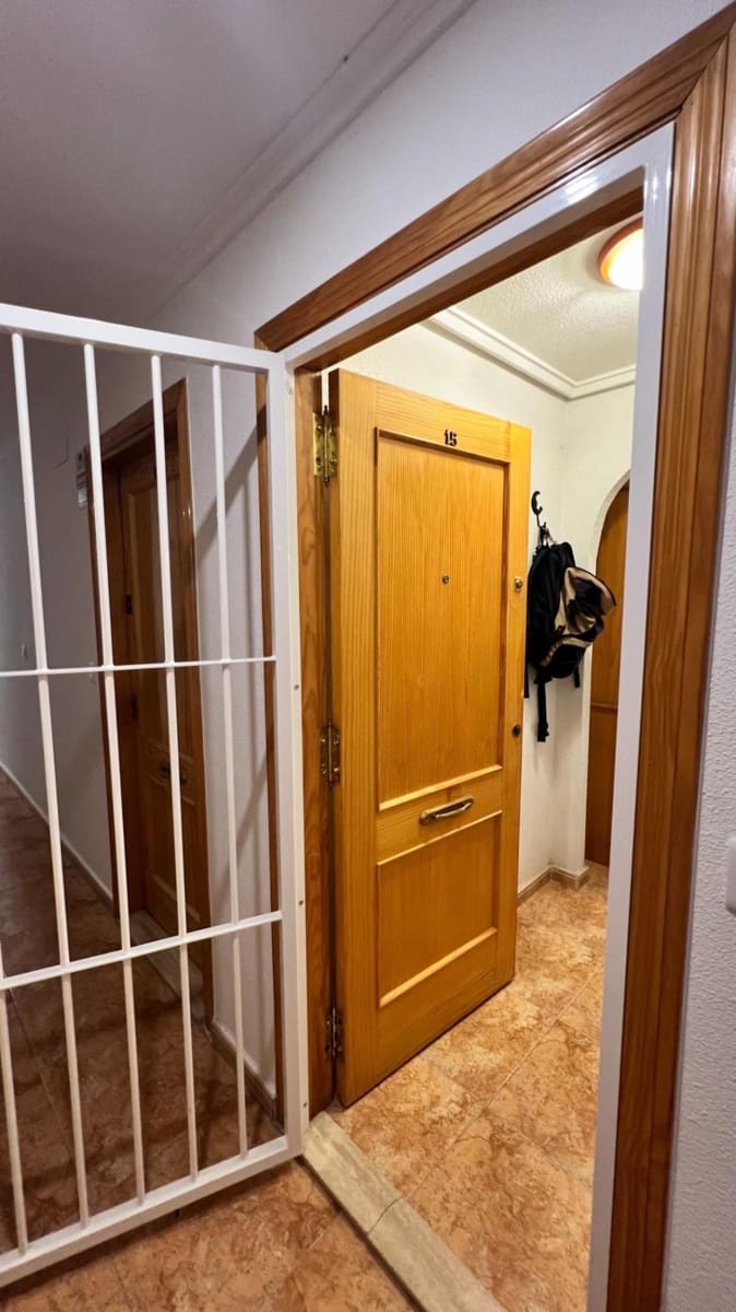 Apartamento de 2 habitaciones en Torrevieja en venta con piscina - 150.000 € (Ref: 9880673)