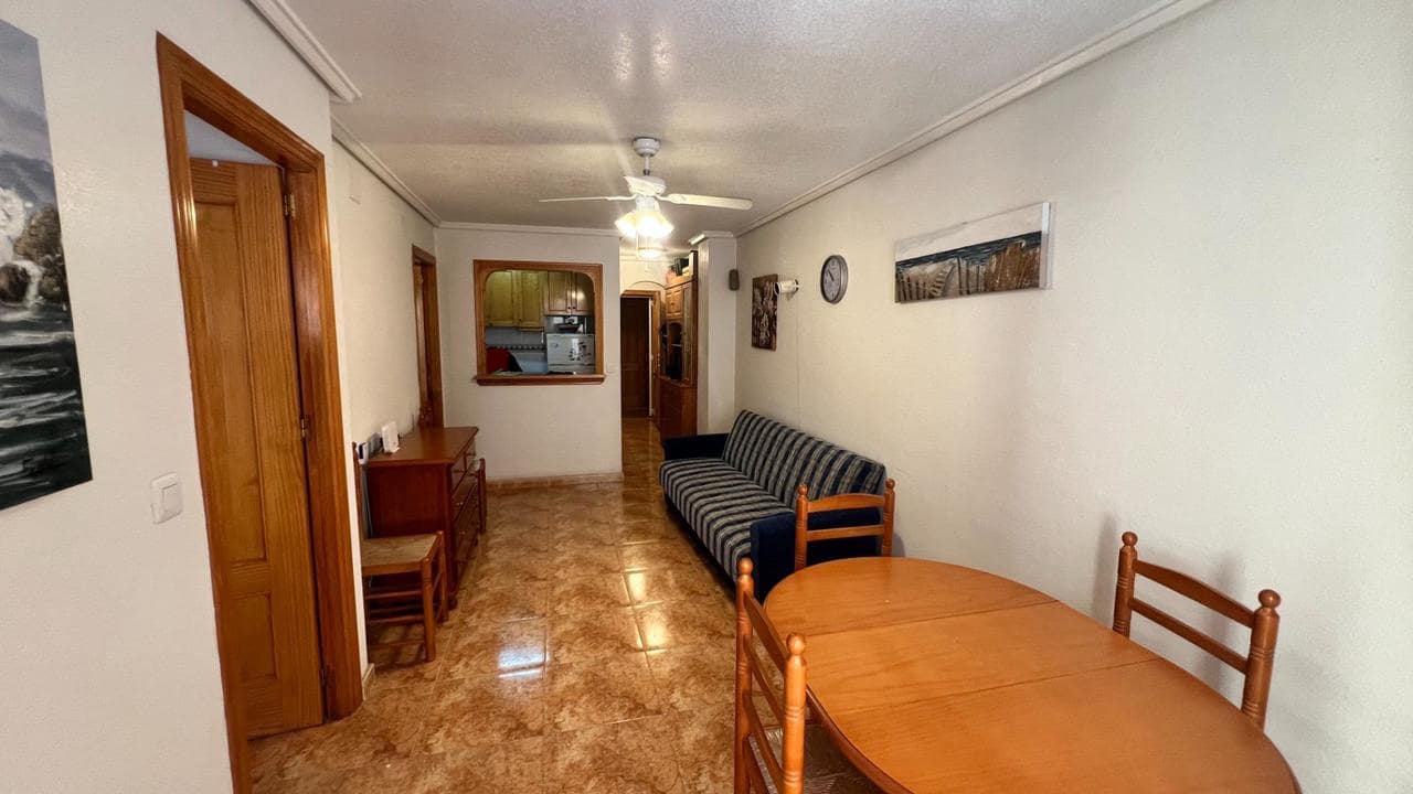 Apartamento de 2 habitaciones en Torrevieja en venta con piscina - 150.000 € (Ref: 9880673)