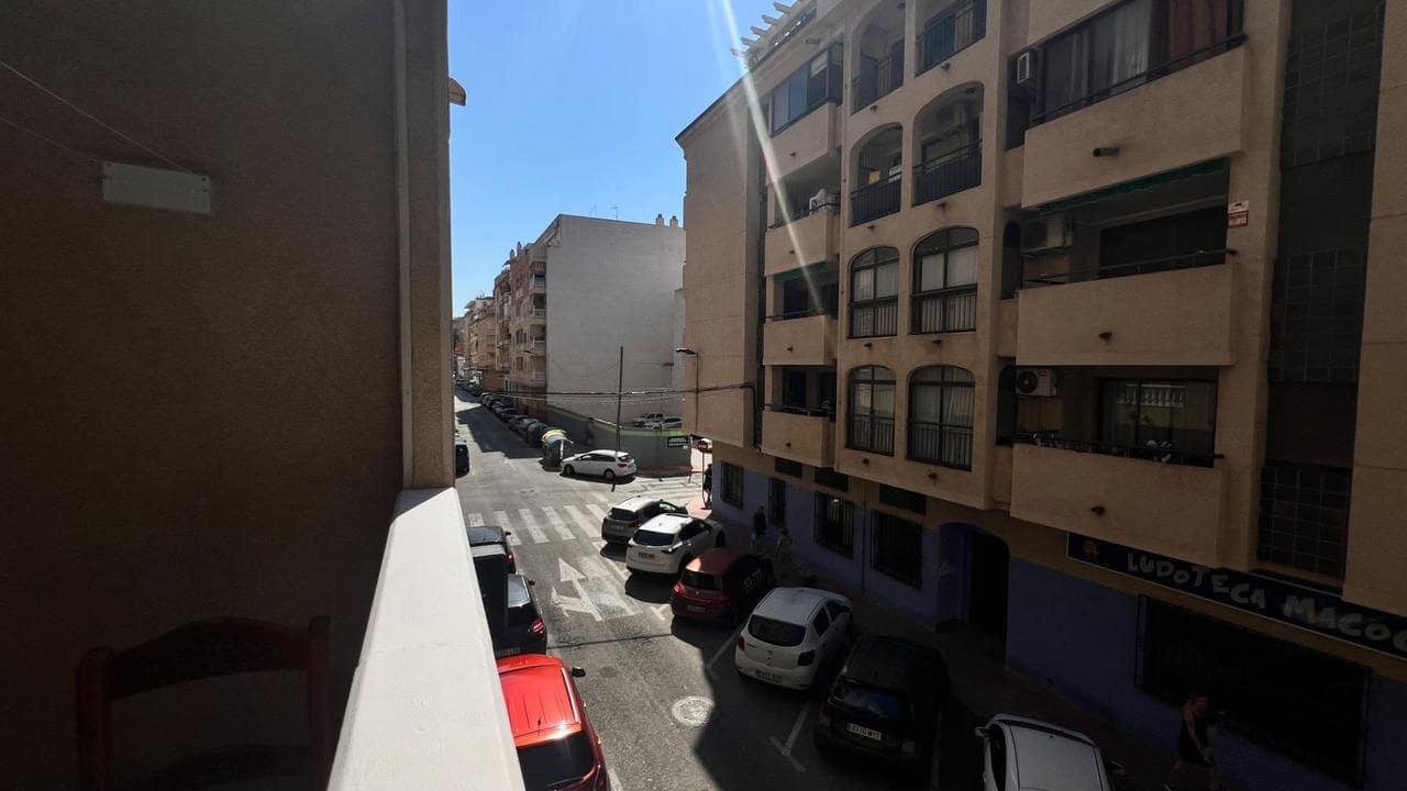 Apartamento de 2 habitaciones en Torrevieja en venta con piscina - 150.000 € (Ref: 9880673)