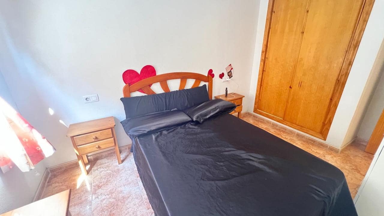 Apartamento de 2 habitaciones en Torrevieja en venta con piscina - 150.000 € (Ref: 9880673)