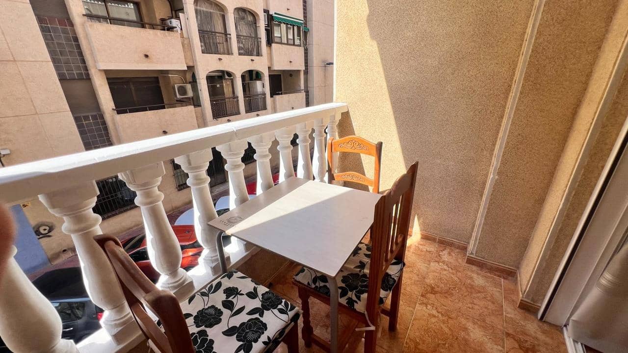 Apartamento de 2 habitaciones en Torrevieja en venta con piscina - 150.000 € (Ref: 9880673)