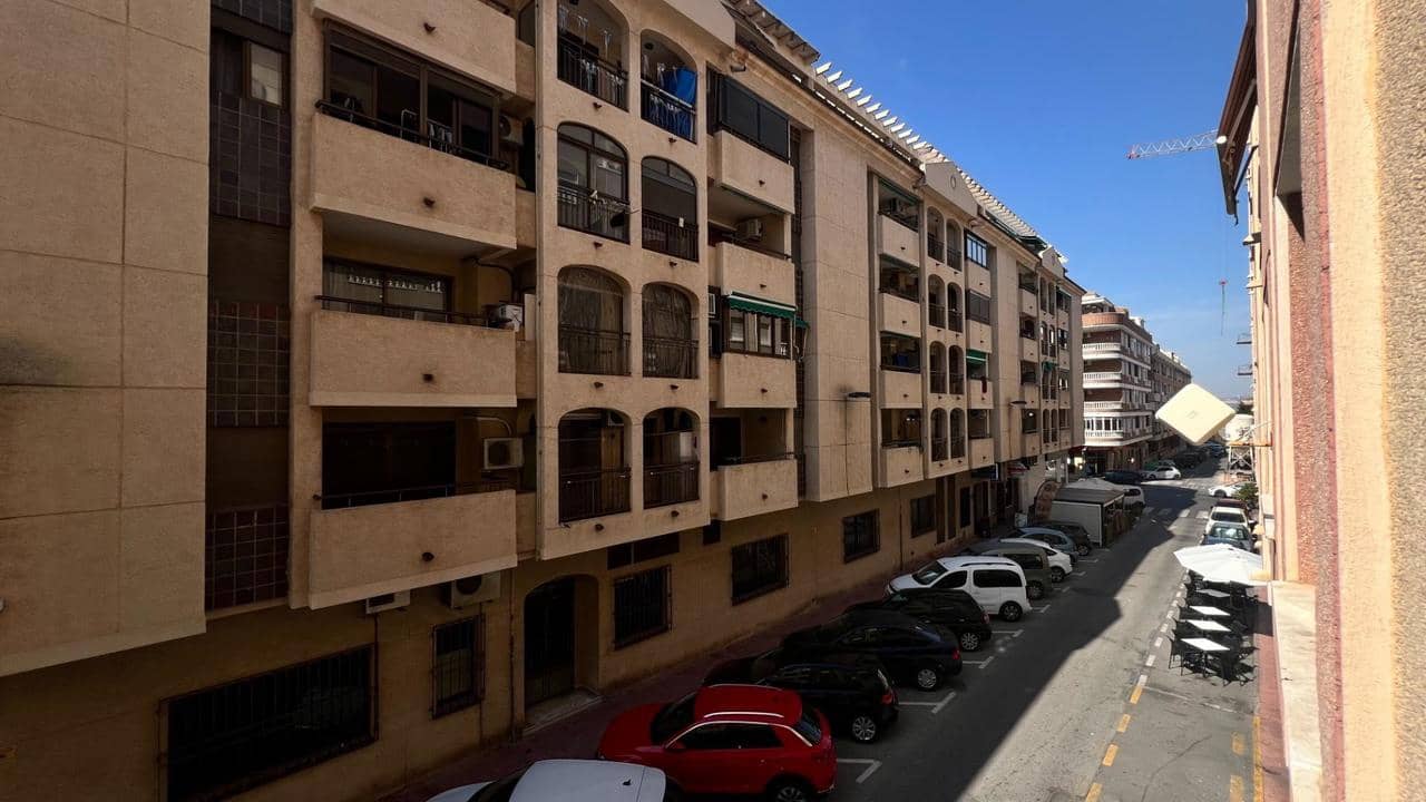Apartamento de 2 habitaciones en Torrevieja en venta con piscina - 150.000 € (Ref: 9880673)