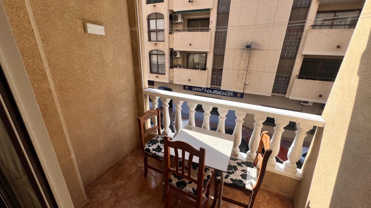 Apartamento de 2 habitaciones en Torrevieja en venta con piscina - 150.000 € (Ref: 9880673)