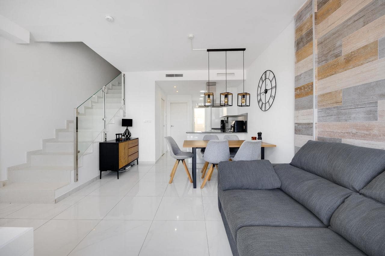 3 makuuhuone Omakotitalo myytävänä paikassa Torrevieja mukana uima-altaan - 315 000 € (Ref: 9880674)