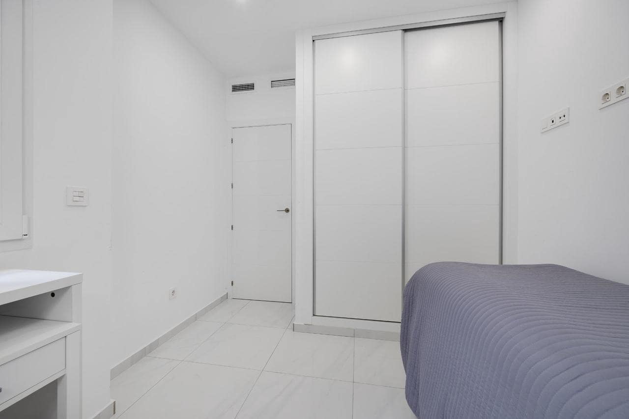 3 makuuhuone Omakotitalo myytävänä paikassa Torrevieja mukana uima-altaan - 315 000 € (Ref: 9880674)