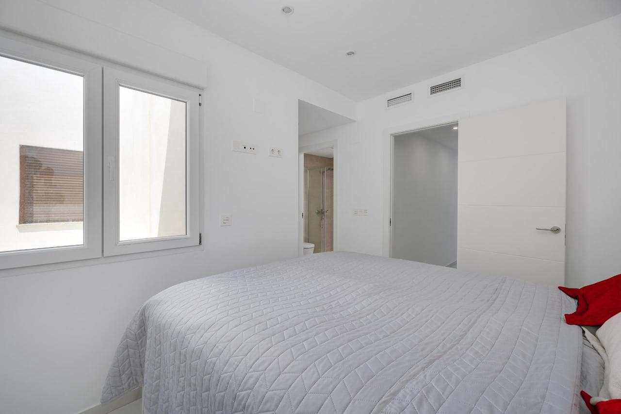 3 makuuhuone Omakotitalo myytävänä paikassa Torrevieja mukana uima-altaan - 315 000 € (Ref: 9880674)