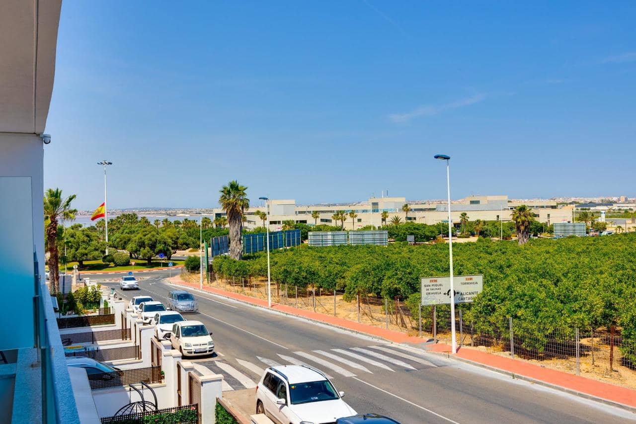 3 makuuhuone Omakotitalo myytävänä paikassa Torrevieja mukana uima-altaan - 315 000 € (Ref: 9880674)