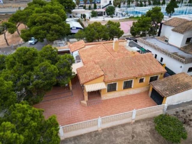 3 slaapkamer Villa te koop in Dehesa de Campoamor, Orihuela met garage - € 547.000 (Ref: 9880679)