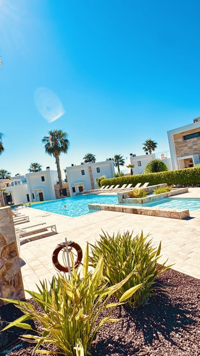 3 makuuhuone Huoneisto myytävänä paikassa Orihuela Costa mukana uima-altaan - 425 000 € (Ref: 9884209)
