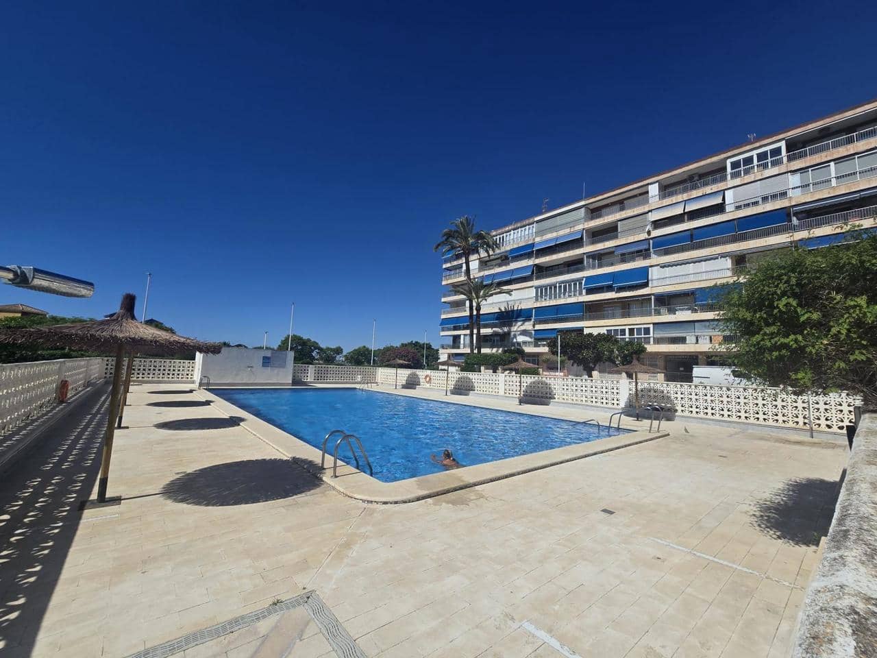 3 Zimmer Apartment zu verkaufen in Torrevieja mit Pool - 220.000 € (Ref: 9893849)