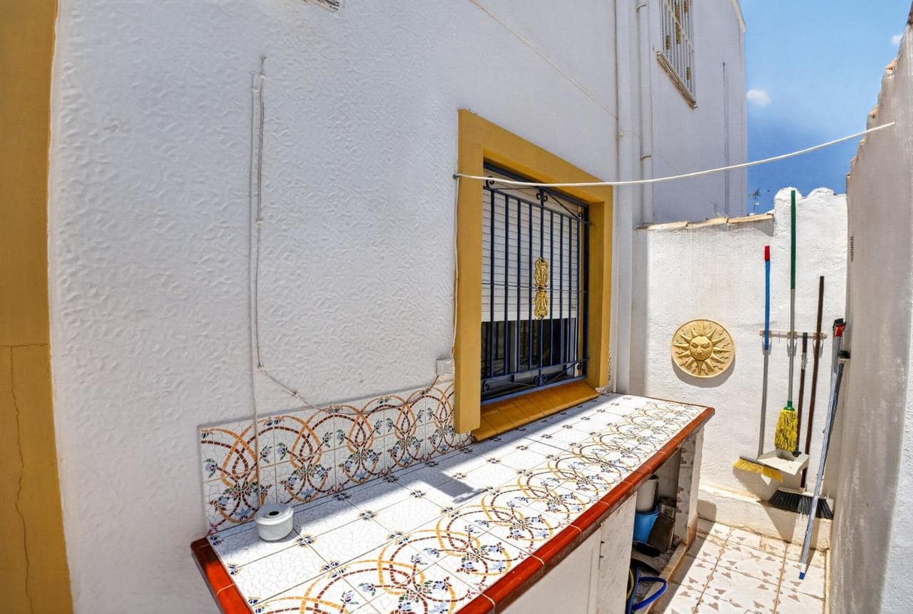 Apartamento de 3 habitaciones en Torrevieja en venta con piscina - 195.000 € (Ref: 9893854)