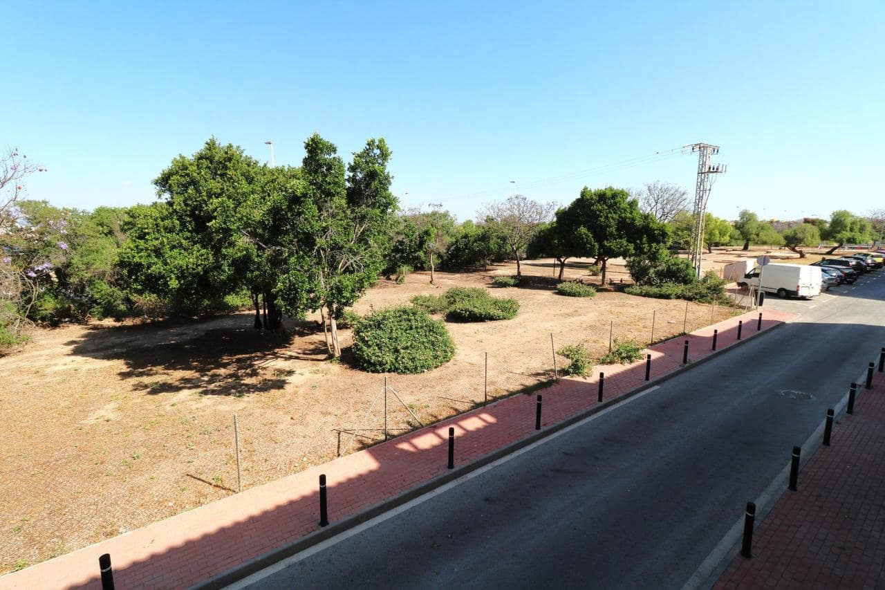 Apartamento de 2 habitaciones en Torrevieja en venta con piscina - 134.000 € (Ref: 9896320)