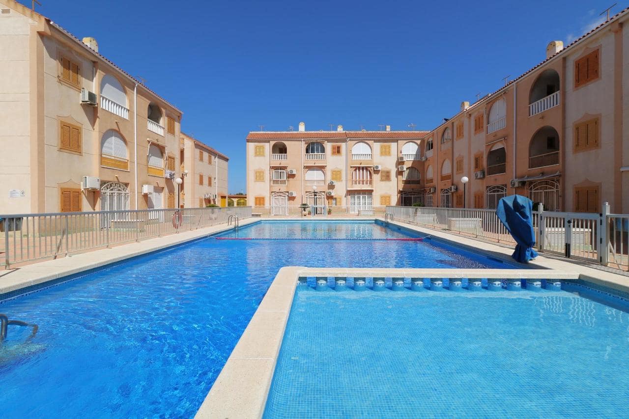 Apartamento de 2 habitaciones en Torrevieja en venta con piscina - 134.000 € (Ref: 9896320)