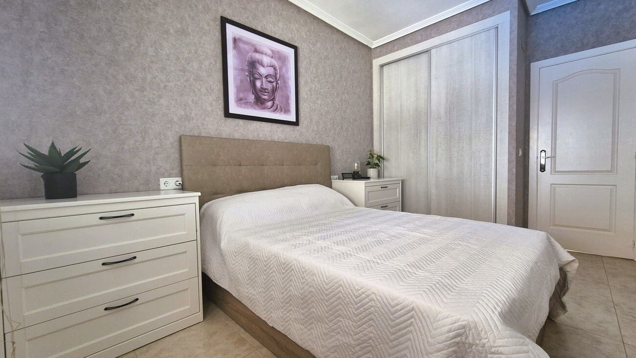 2 bedroom Villa for sale in Villamartin - € 240,000 (Ref: 9900346)