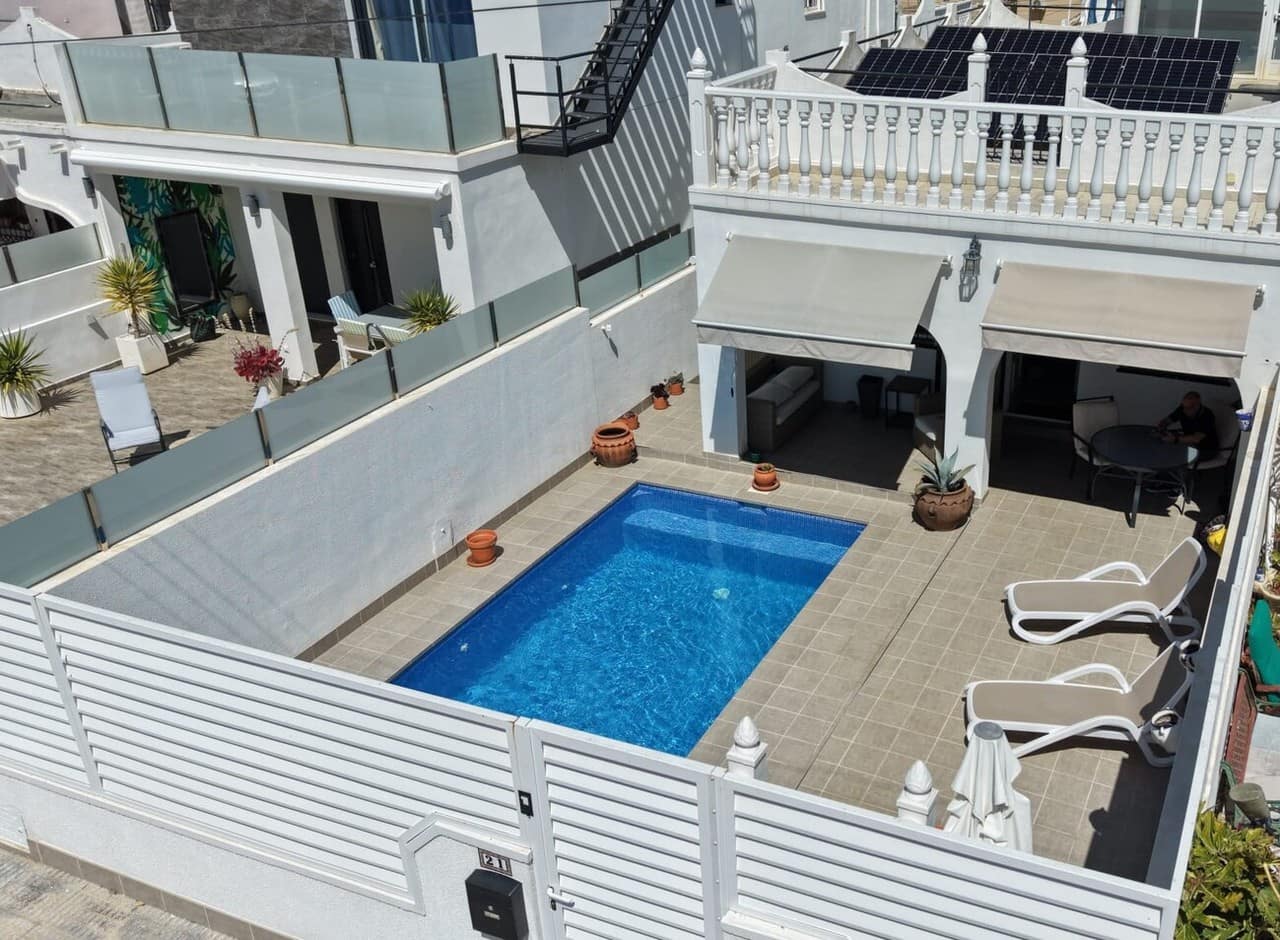 2 bedroom Villa for sale in Villamartin - € 240,000 (Ref: 9900346)