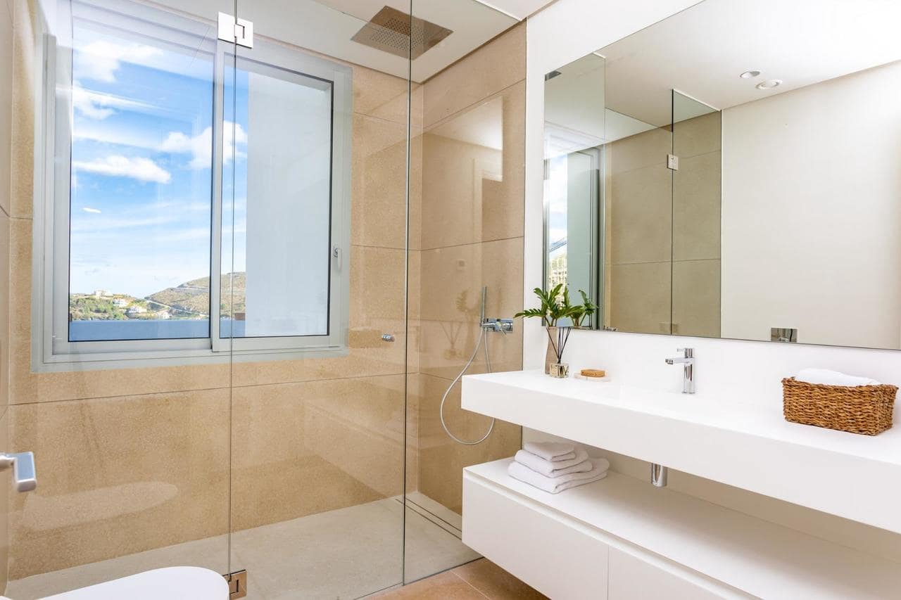 Apartamento de 2 habitaciones en Benahavís en venta con piscina - 840.000 € (Ref: 9907609)