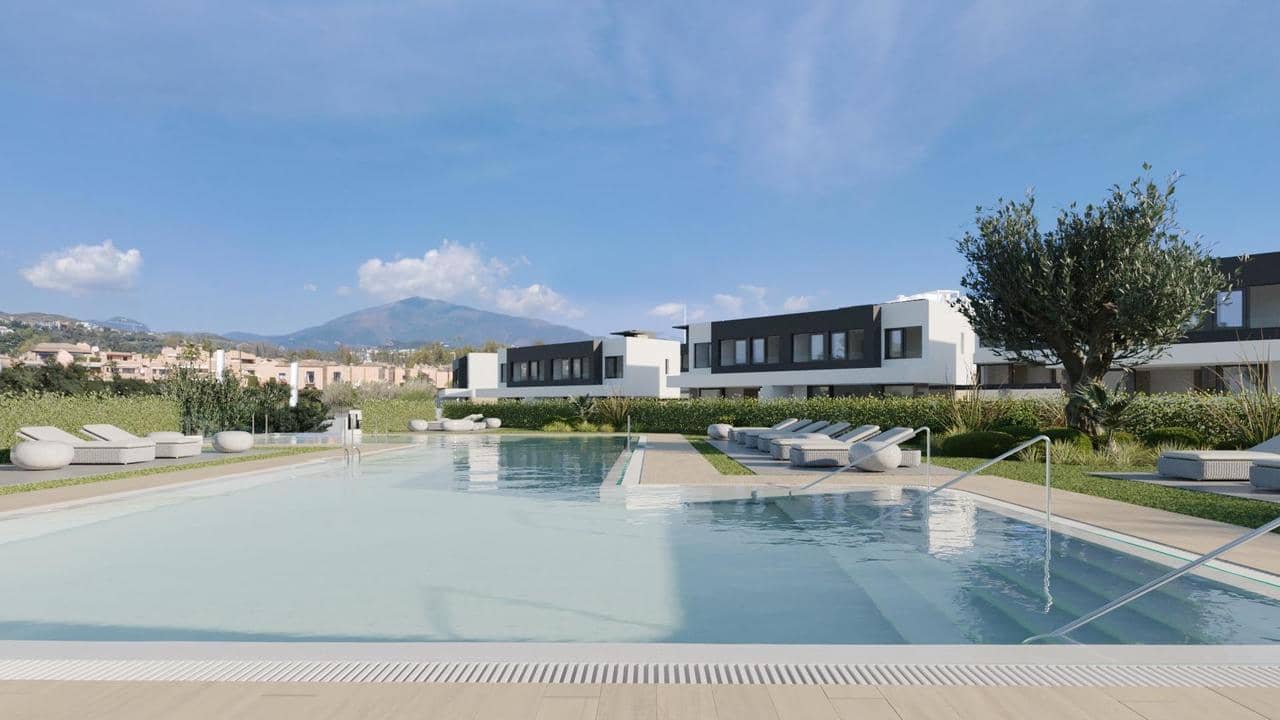 3 bedroom Villa for sale in Estepona with pool - € 900,000 (Ref: 9907962)
