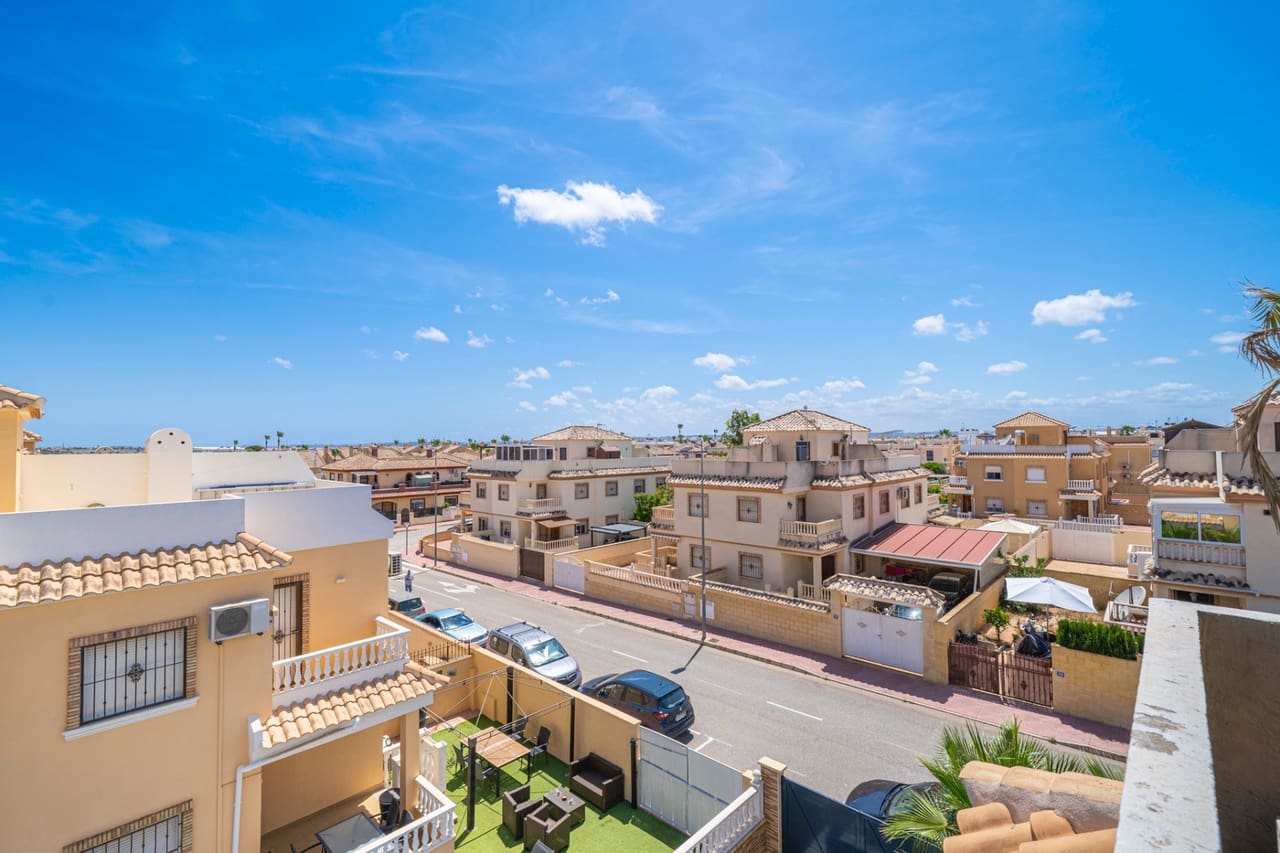 3 soveværelse Byhus til salg i Ciudad Quesada med swimmingpool - € 289.000 (Ref: 9908031)