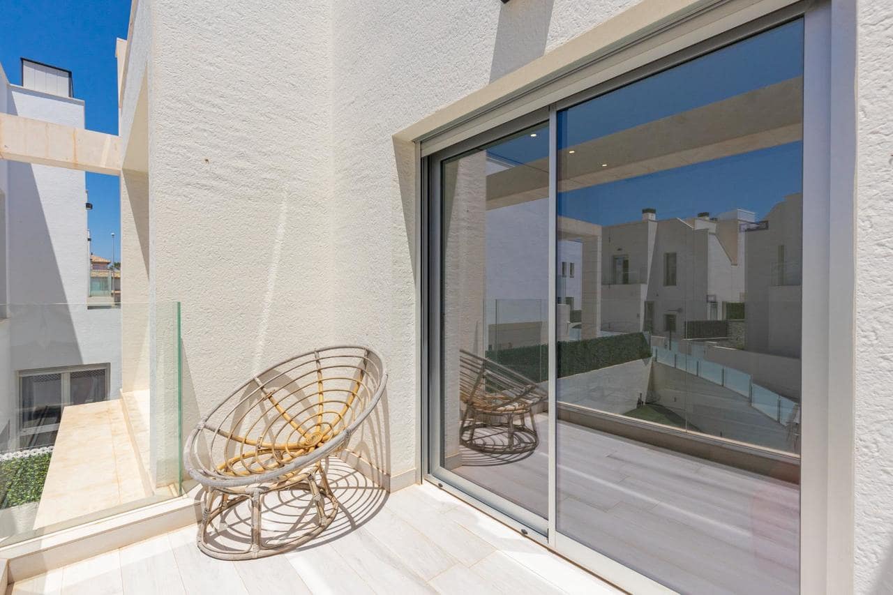 3 slaapkamer Villa te koop in Orihuela Costa met zwembad - € 590.000 (Ref: 9910114)