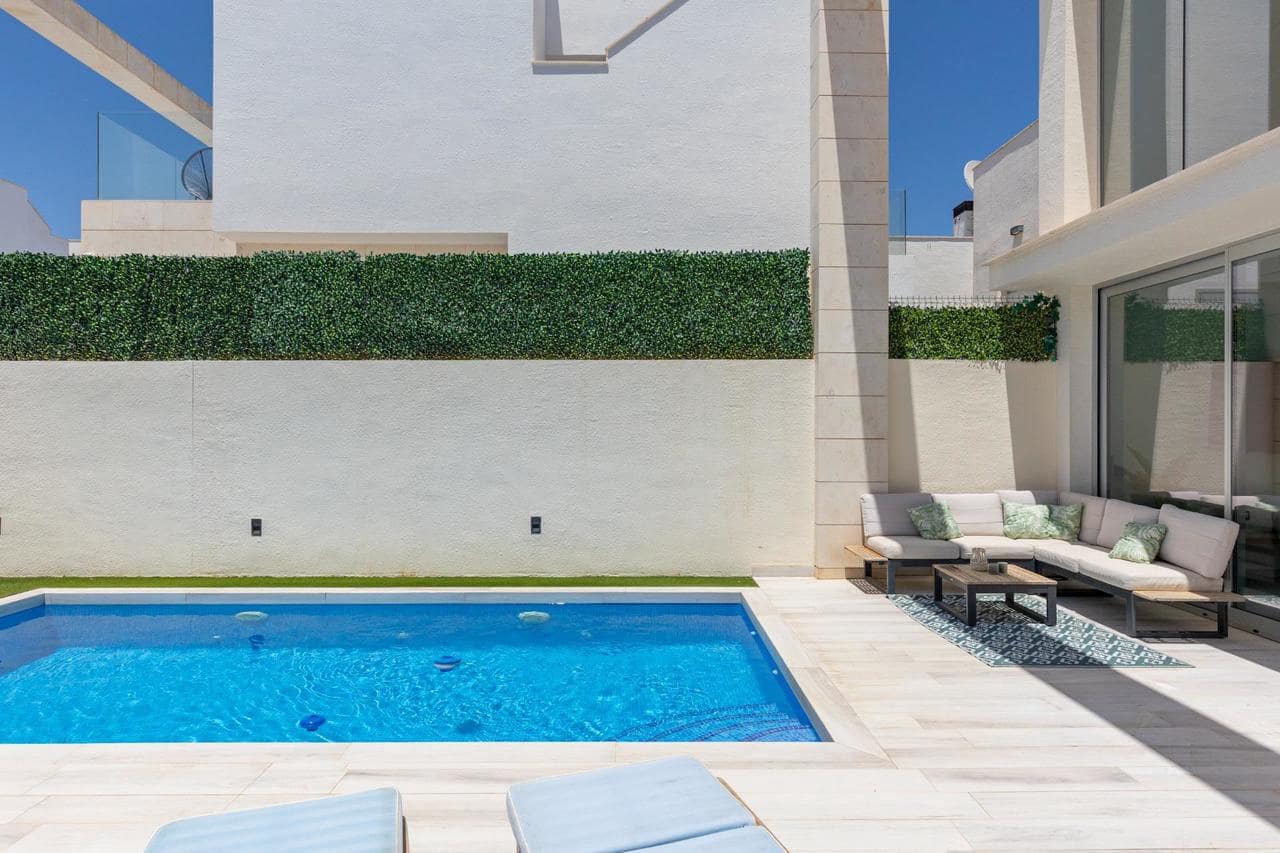 3 slaapkamer Villa te koop in Orihuela Costa met zwembad - € 590.000 (Ref: 9910114)