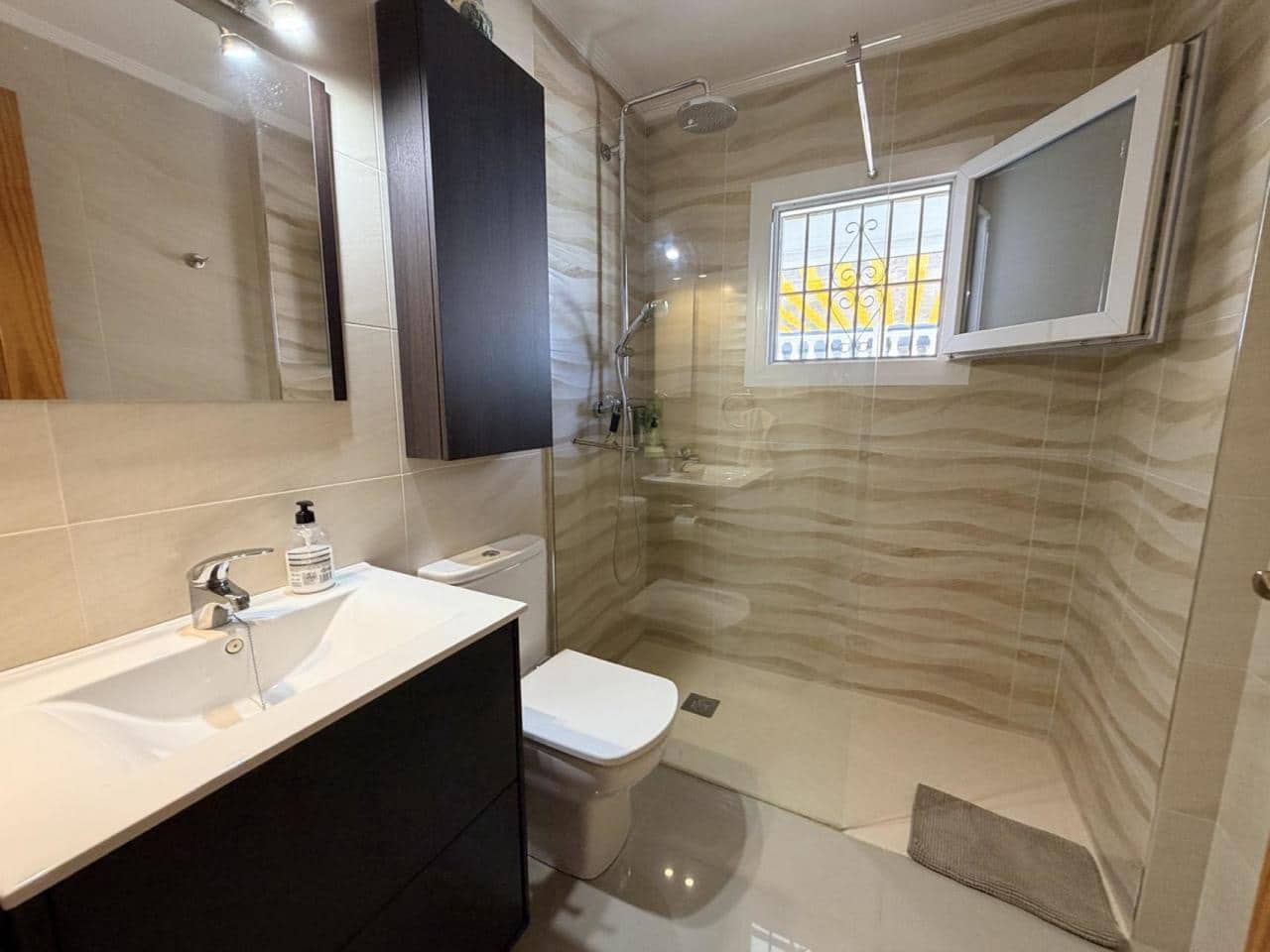 4 makuuhuone Omakotitalo myytävänä paikassa Torrevieja - 228 000 € (Ref: 9910124)