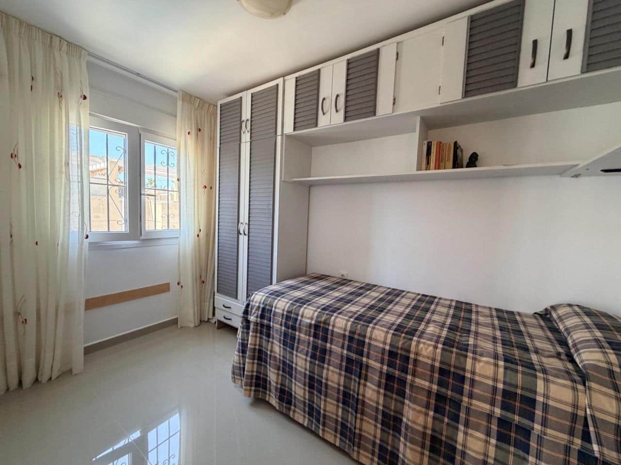 4 makuuhuone Omakotitalo myytävänä paikassa Torrevieja - 228 000 € (Ref: 9910124)