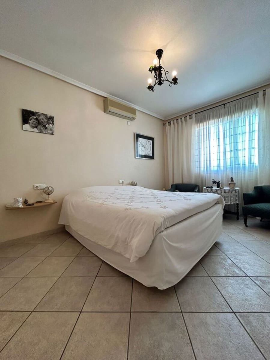 3 slaapkamer Villa te koop in Torrevieja met zwembad - € 650.000 (Ref: 9912687)