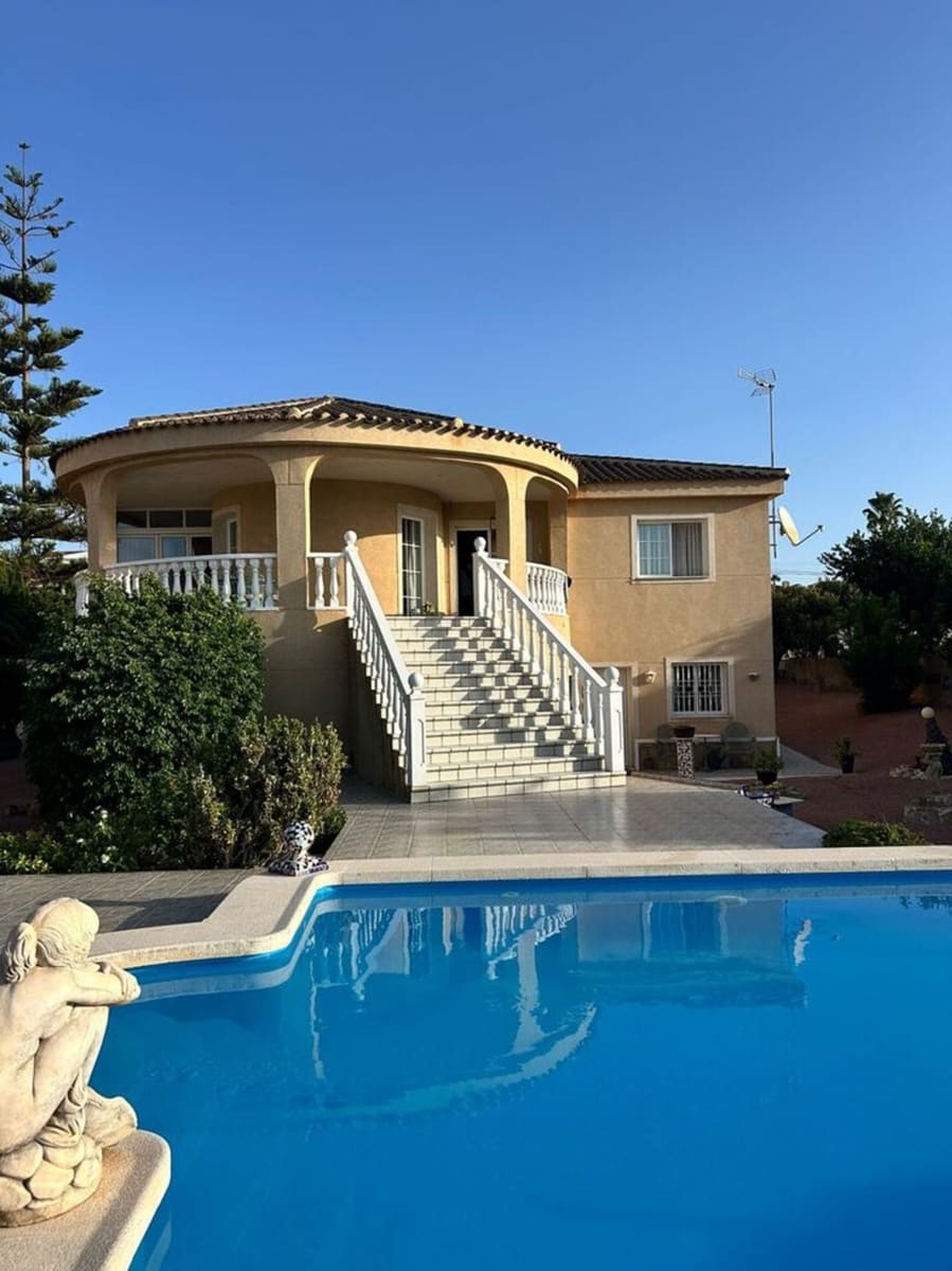 3 slaapkamer Villa te koop in Torrevieja met zwembad - € 650.000 (Ref: 9912687)