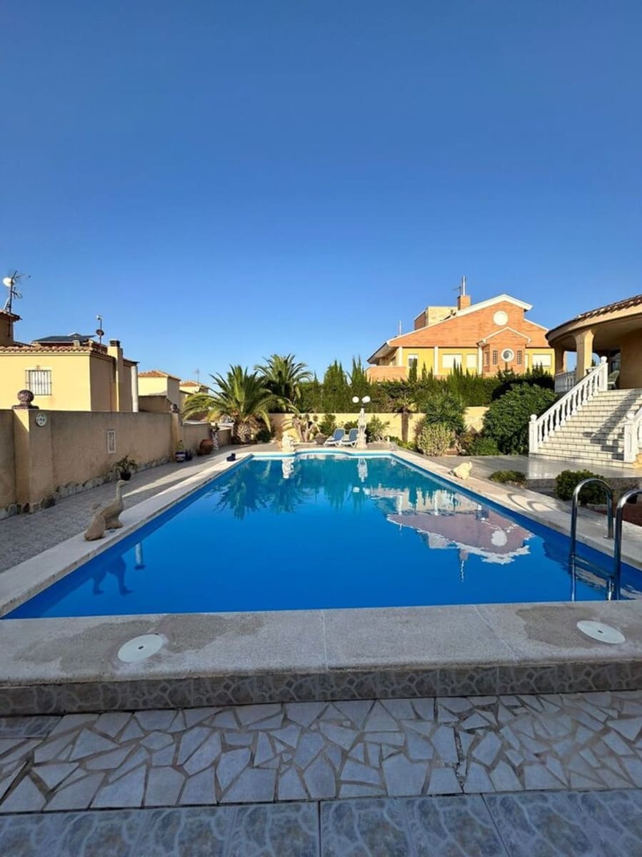 3 slaapkamer Villa te koop in Torrevieja met zwembad - € 650.000 (Ref: 9912687)
