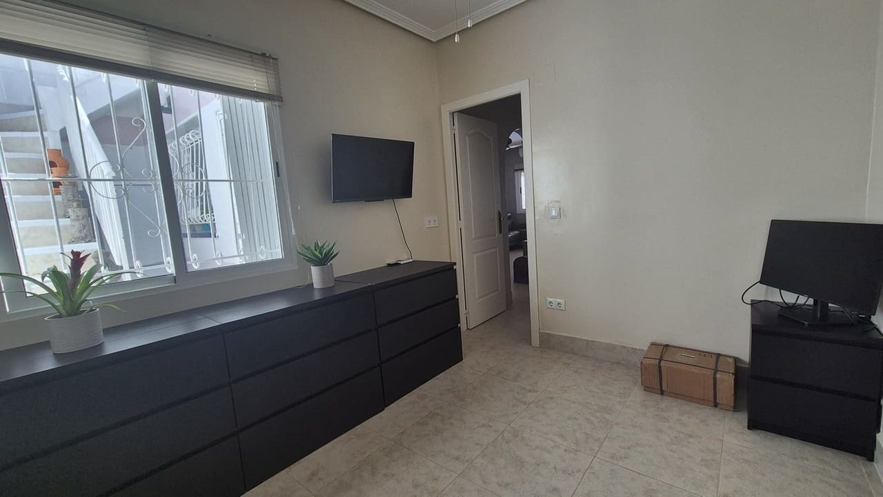 2 bedroom Villa for sale in San Miguel de Salinas - € 240,000 (Ref: 9912694)