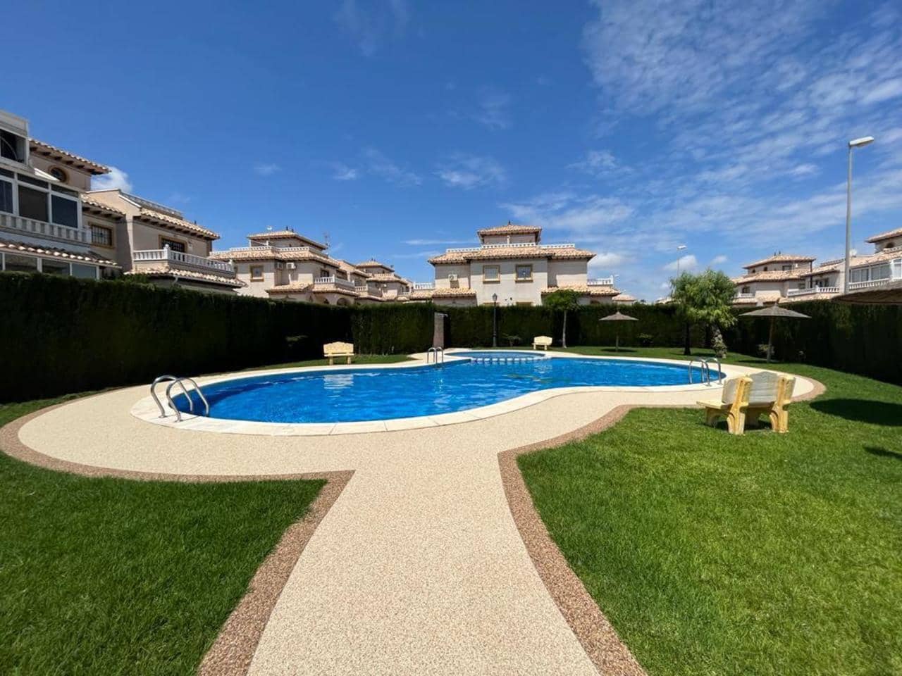 4 makuuhuone Omakotitalo myytävänä paikassa Orihuela Costa mukana uima-altaan - 245 000 € (Ref: 9916508)