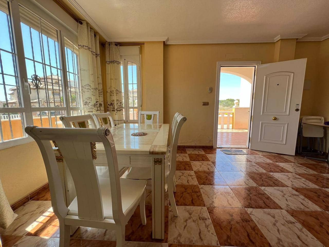 4 makuuhuone Omakotitalo myytävänä paikassa Orihuela Costa mukana uima-altaan - 245 000 € (Ref: 9916508)