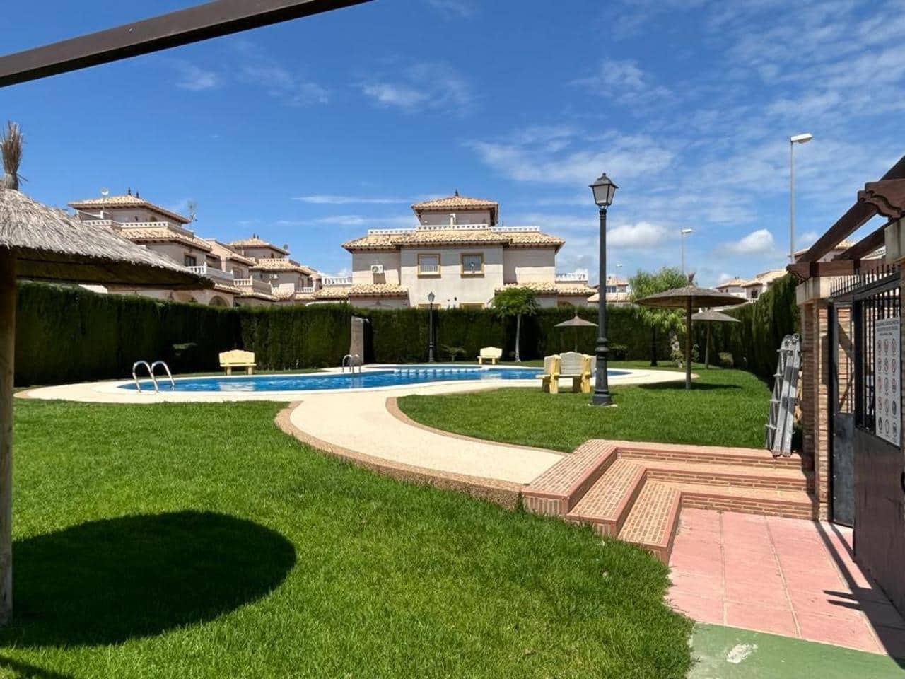 4 makuuhuone Omakotitalo myytävänä paikassa Orihuela Costa mukana uima-altaan - 245 000 € (Ref: 9916508)