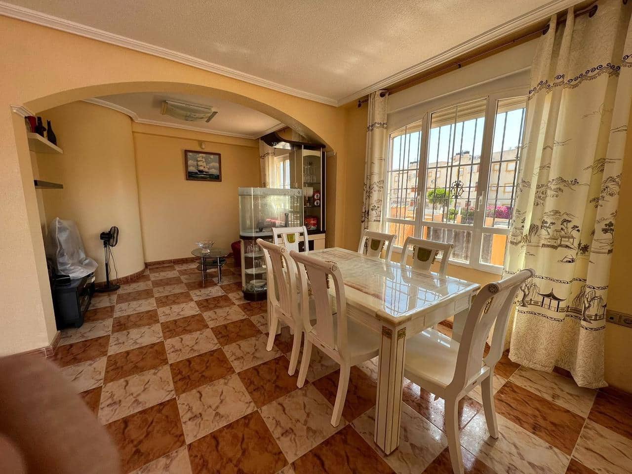 4 makuuhuone Omakotitalo myytävänä paikassa Orihuela Costa mukana uima-altaan - 245 000 € (Ref: 9916508)
