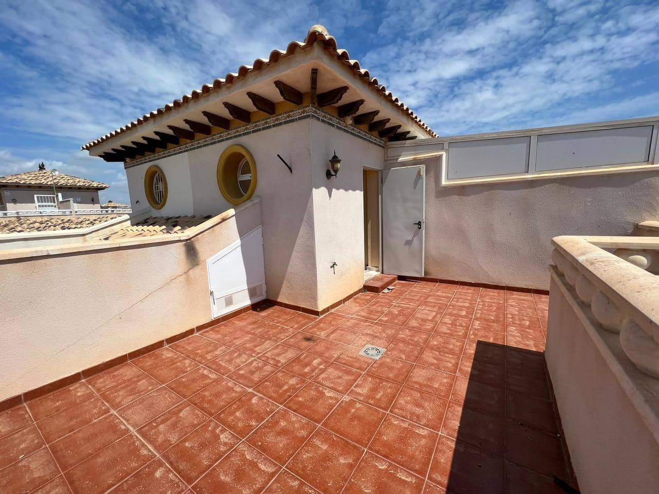 4 makuuhuone Omakotitalo myytävänä paikassa Orihuela Costa mukana uima-altaan - 245 000 € (Ref: 9916508)